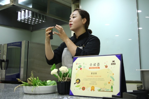 사진 설명: 채소 소믈리에 자격증을 취득한 CJ프레시웨이 전문 쉐프가 지난 14일(금) ‘아이누리 채소학교’ 프로그램을 설명하고 있는 모습