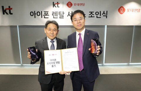 (왼쪽부터) KT 마케팅부문장 이필재 부사장과 롯데렌탈 표현명 사장이 아이폰 렌탈 서비스 출시를 위한 공식 협정을 체결하고 기념사진 촬영을 하고 있다