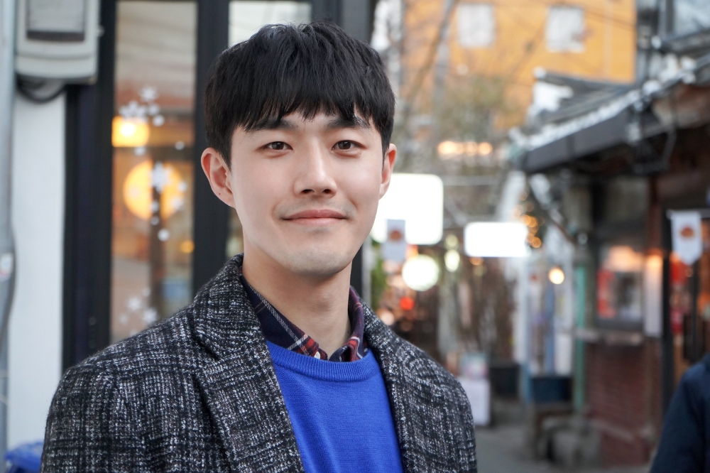 배우 김호창이 서울 종로구 익선동에서 마켓뉴스와 인터뷰를 갖기 전 포즈를 취하고 있다.