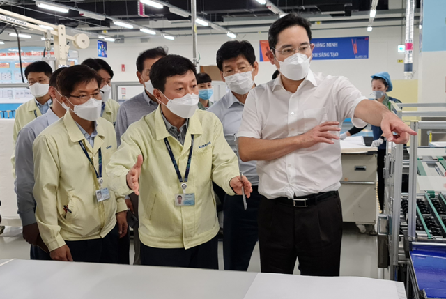 이재용 삼성전자 부회장이 베트남 하노이 인근에 있는 삼성 복합단지를 찾아 스마트폰 생산공장 등을 점검하고 있다. (사진제공=삼성전자)