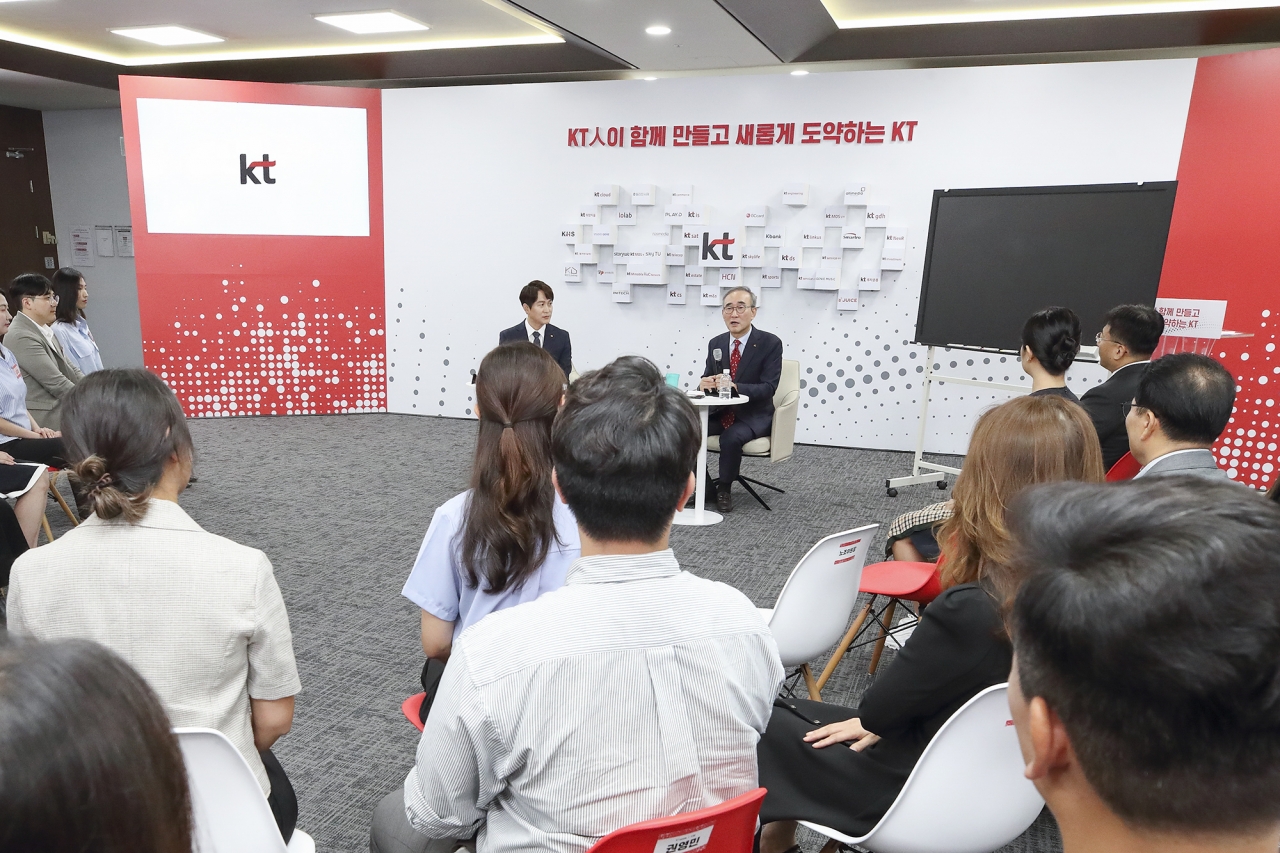 김영섭 대표가 KT 분당사옥에서 진행된 취임식에서 직원들의 질문에 답변하고 있다. 사진=KT
