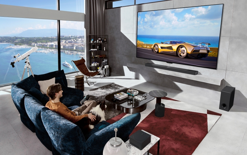 LG전자의 무선 올레드 TV는 65형까지 라인업을 확대해 더 많은 고객에게 전원을 제외한 연결선 없이 깔끔한 공간에서 초대형 화면의 몰입감을 제공한다. 사진은 97형 무선 올레드 TV ‘LG 시그니처 올레드 M’.