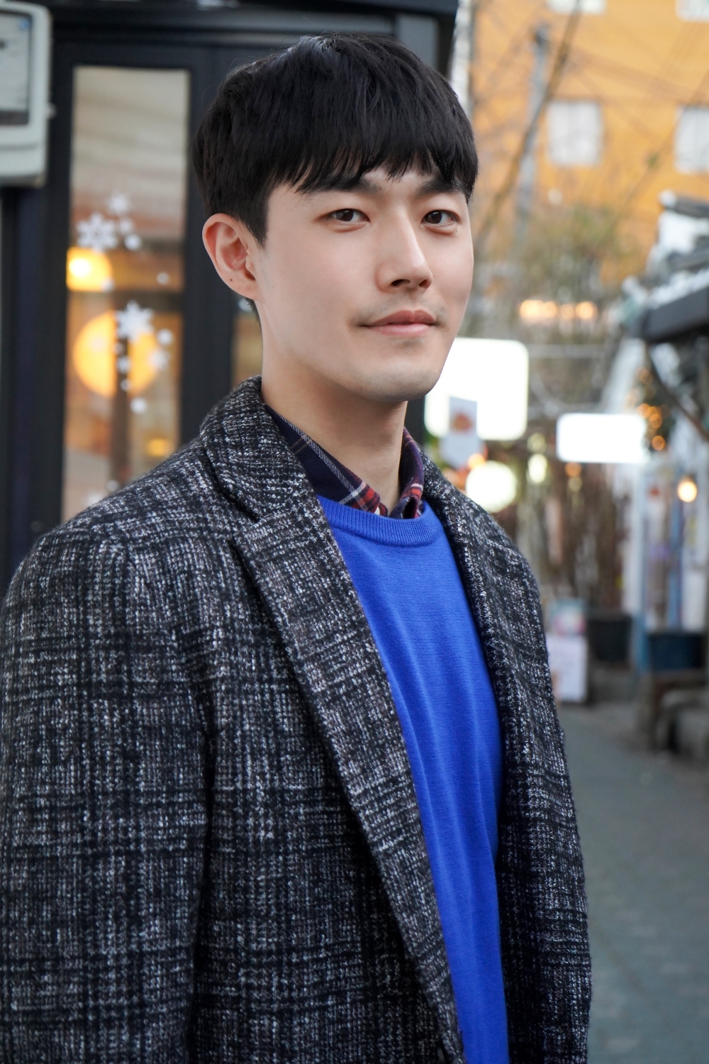 배우 김호창이 서울시 종로구 익선동에서 마켓뉴스와 인터뷰를 갖기 전 포즈를 취하고 있다.