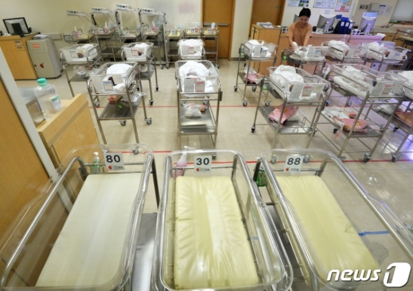 한 병원 신생아실에 곳곳에 아기 바구니가 비어 있다. (사진제공=뉴스1)